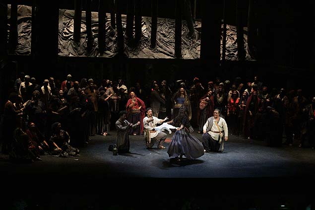 O coro dos ferreiros durante o ensaio do espetculo 'Il Trovatore', de Giuseppe Verdi, com a Orquestra Sinfnica Municipal