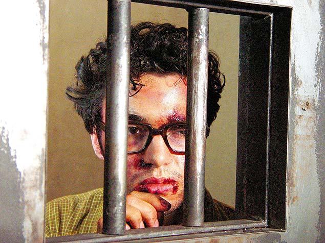 O ator Caio Blat interpreta Frei Tito durante cena do filme 'Batismo de Sangue'