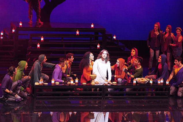 Jesus (Igor Rickli) e seus seguidores em cena do musical 'Jesus Cristo Superstar'