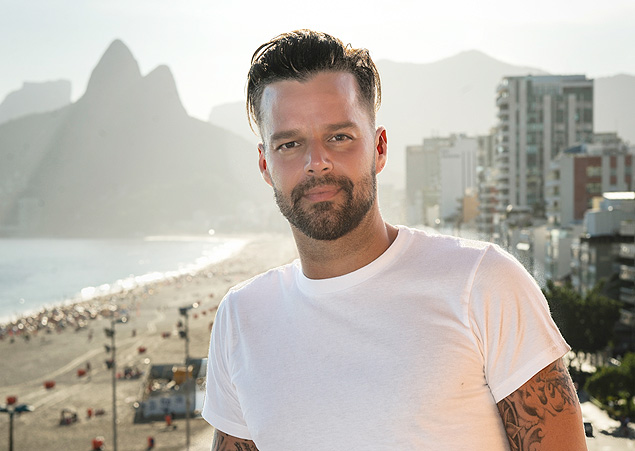 O cantor Ricky Martin posa em Ipanema, zona sul do Rio