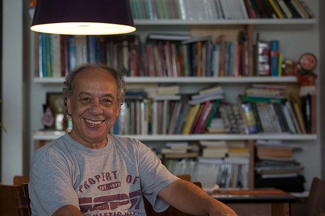 O jornalista e escritor José Trajano em casa, em São Paulo