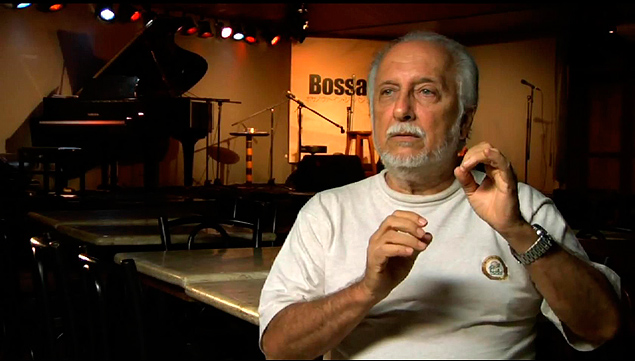 O compositor Roberto Menescal no documentrio 