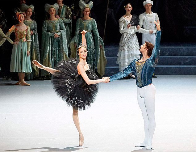 Bailarinos Olga Esina (esq.) e Vladimir Shishov (dir.), em cena do bal 'O Lago dos Cisnes', em Viena