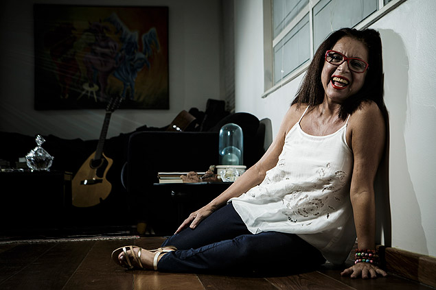 A cantora Tet Espndola, que lana CD duplo nesta semana, em sua casa em So Paulo