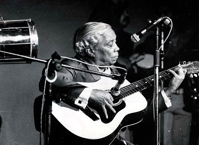 O cantor e compositor Nelson Cavaquinho no Teatro Opinio, em So Paulo, em 1982