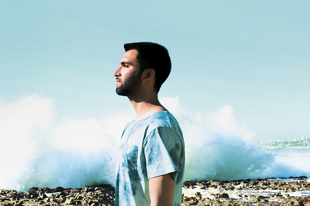 O cantor e compositor capixaba Silva, 25, na praia de So Pedro do Estoril, em Portugal