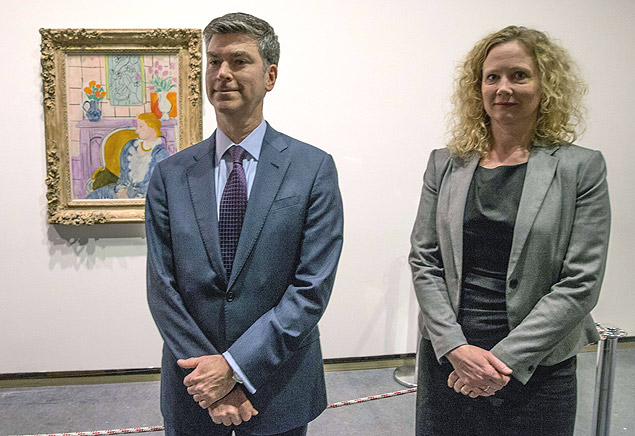 Tone Hansen, diretora do museu Henie Onstad, e Christopher A. Marinello, representante da famlia Rosenberg, em frente ao quadro de Matisse
