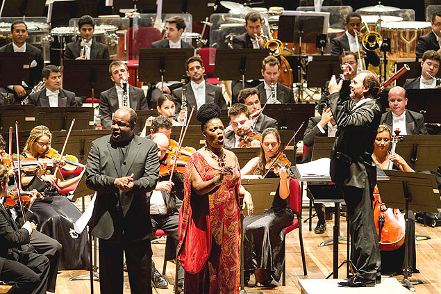 O baixo-bartono Kevin Deas e a soprano Angela Brown cantam trechos de "Porgy and Bess", de Gershwin, em concerto da Orquestra Sinfnica Brasileira, na Cidade da Msica, no Rio, no dia 17/3/2014. 