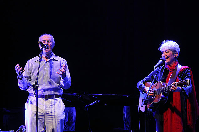 Eduardo Suplicy canta com a cantora Joan Baez em So Paulo