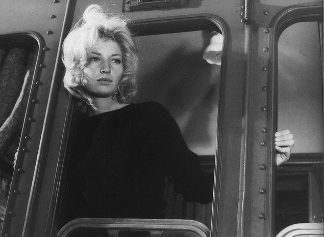 Monica faz viagem de trem em cena do filme 'A Aventura'