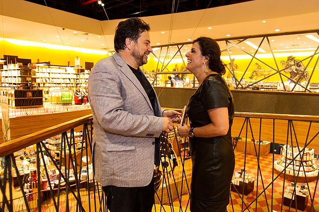 Jlio Casares conversa com sua esposa durante lanamento de livro em So Paulo 