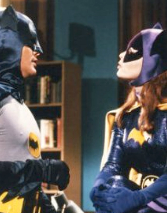 Adam West como Batman e Yvonne Craig como Batgirl em cena da clssica srie de TV dos anos 1960