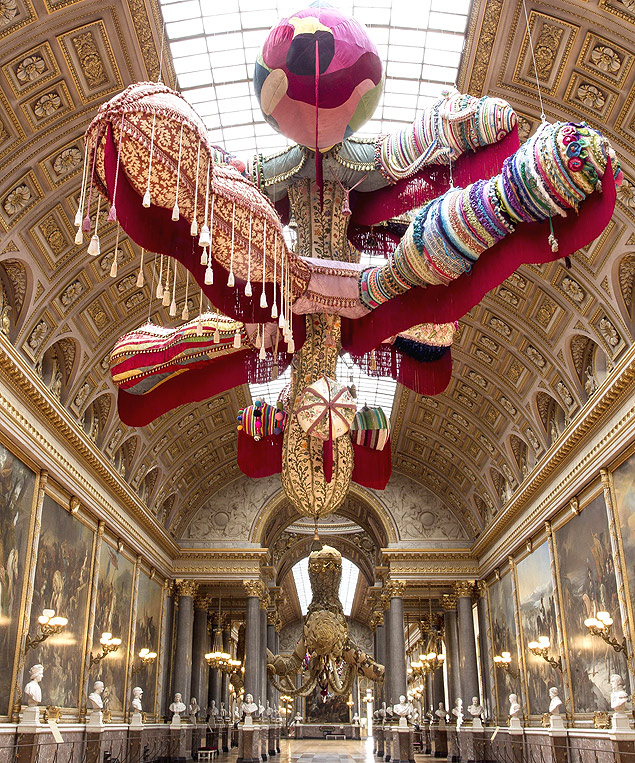 Instalao "Royal Valkyrie', da artista portuguesa Joana Vasconcelos em Versalhes, na Frana