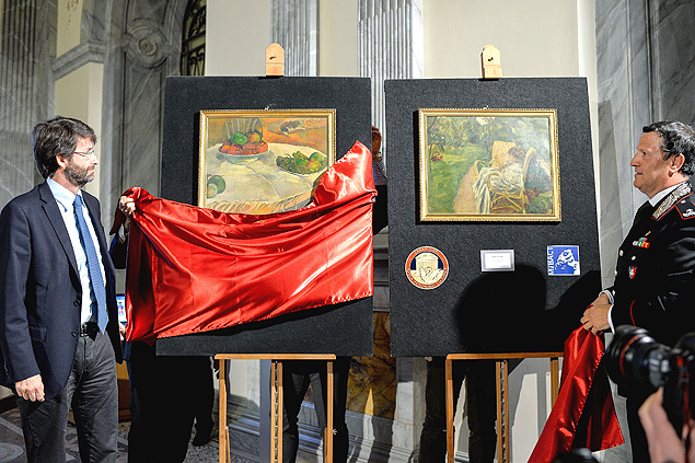 O ministro da Cultura italiano DArio Franceschini ( esq.) e o general Mariano Mossa revelam os dois quadros roubados em 1970