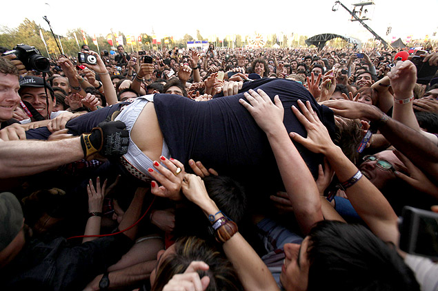 Thomas Mars, vocalista do Phoenix,  agarrado pela plateia do Lollapalooza no Chile