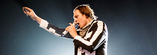 Arcade Fire fecha Lollapalooza com mistura de carnaval e ópera indie