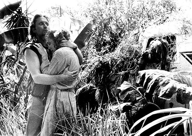 Os atores Michael Douglas e Kathleen Turner, em cena do filme 'Tudo por uma Esmeralda