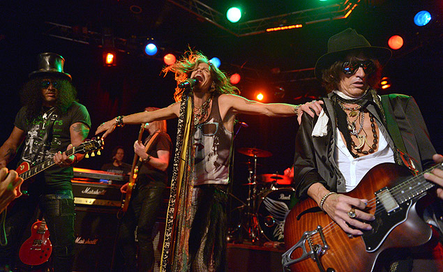 Slash, (à esq.), se apresenta com Steven Tyler e Joe Perry (à dir.), no palco do Whisky A Go Go