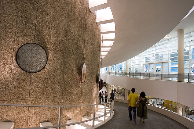 Área interna do Conjunto Nacional, projetada pelo arquiteto David Libeskind