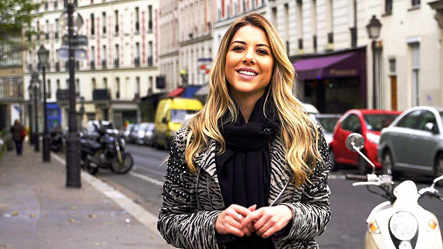 A apresentadora do "Mapa do Pop", Mica Rocha, caminha pelas ruas de Paris