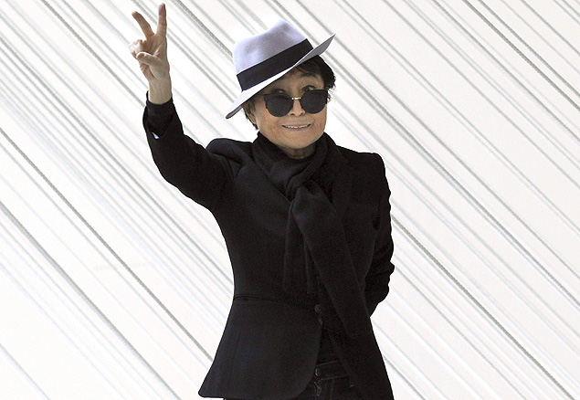 Yoko Ono passeia no museu Guggenheim Bilba 