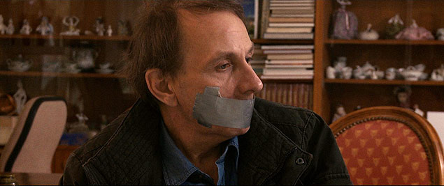 O escritor Michel Houellebecq aparece amordaado no filme que inventa seu sequestro
