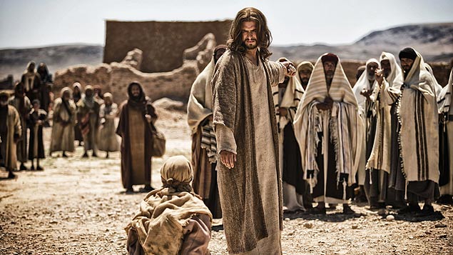 Jesus (Diogo Morgado) defende mulher de apedrejamento em cena de "O Filho de Deus"