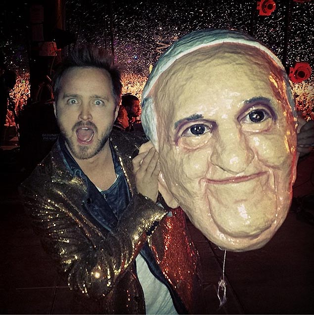 O ator Aaron Paul com a cabea gigante de papel mach do papa Francisco, em show do Arcade Fire