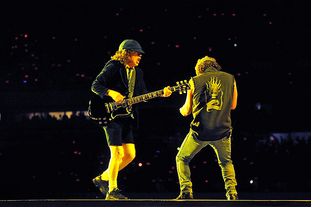 O guitarrista Angus Young e o vocalista Brian Johnson 