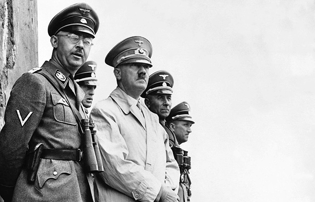 ORG XMIT: 233201_0.tif 1940Lder nazista Adolf Hitler ao lado de Heinrich Himmler, chefe da Gestapo. The United States Central Intelligence Agency released files on Adolf Hitler (C) and 19 others April 27, 2001, including some who eventually worked with the U.S. and other intelligence agencies and evaded prosecution during the Cold War. Hitler stands beside Heinrich Himmler, the head of the Gestapo, to observe a parade of Nazi Stormtroopers in this file photo from 1940. REUTERS/Corbis 