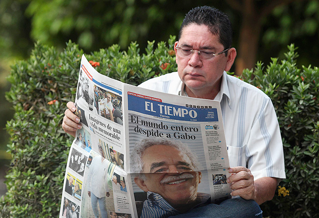 Homem de Aracataca, na Colmbia, l jornal que destaca a morte de Gabriel Garca Mrquez