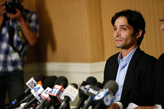 Plaintiff Michael Egan attends a news conference at the Four Seasons Hotel in Los Angeles, California April 17, 2014. Egan filed a lawsuit on Wednesday against director Bryan Singer, accusing him of drugging and raping him in California and Hawaii in the late 1990s. Singer's attorney, Marty Singer, called the claims &quot;without merit&quot; and &quot;absurd and defamatory.&quot; REUTERS/Mario Anzuoni (UNITED STATES - Tags: ENTERTAINMENT) ORG XMIT: MA502