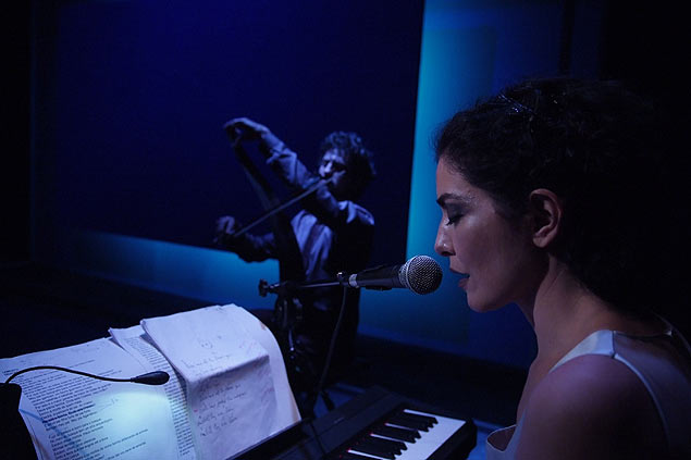 Letcia Sabatella e Fernando Alves Pinto executam a trilha sonora da pea ‘Trgica.3’