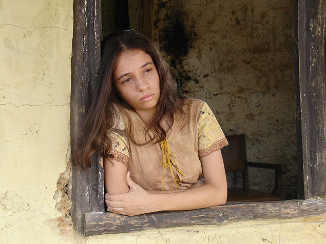 A atriz Milena Flick interpreta Dora em cena do filme 'Pau Brasil', de Fernando Belens