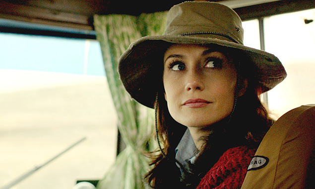Sofie (Carice van Houten) viaja pelo deserto do Novo Mxico em cena do filme 'Jackie'