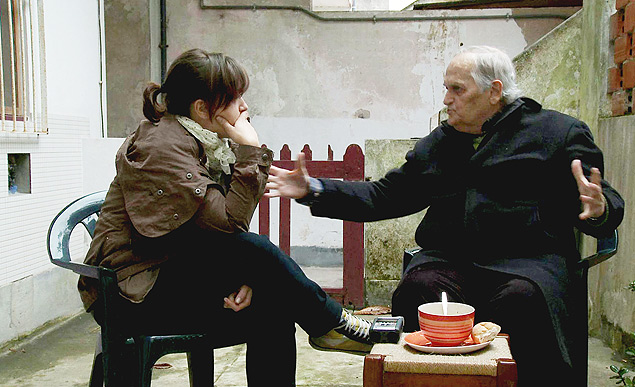 Maria Clara Escobar e seu pai, Carlos Henrique Escobar, conversam no filme 'Os Dias com Ele'