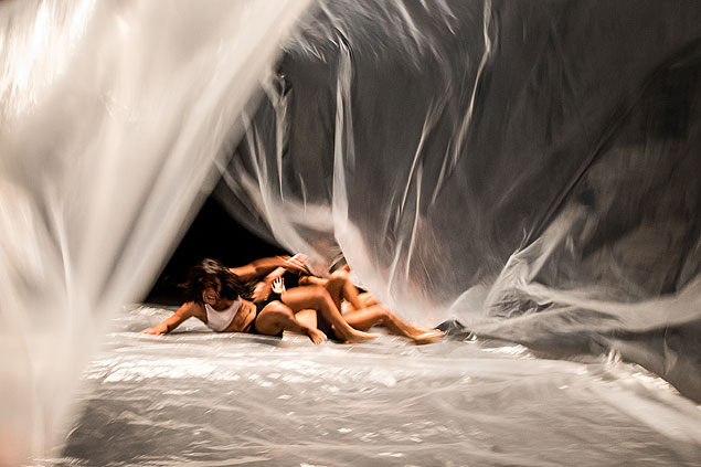 Bailarinos ensaiam cena em que so cobertos por 'onda' de plstico, no teatro do Sesc Santos