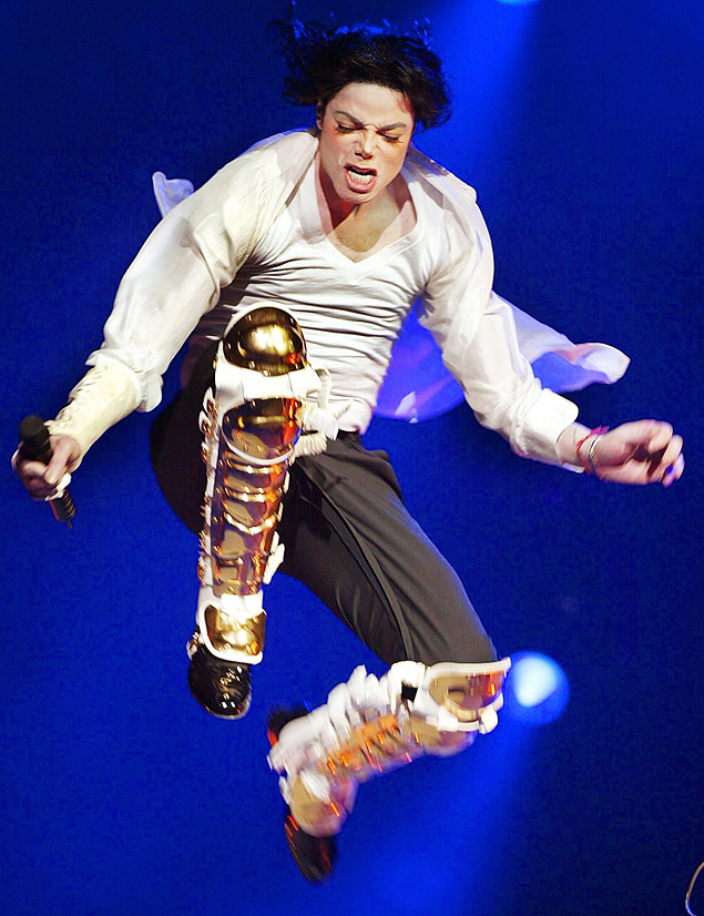 O cantor Michael Jackson em show beneficente, realizado em abril de 2002 em Nova York