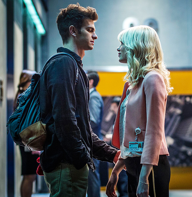 Peter Parker (Andrew Garfield) conversa com Gwen Stacy (Emma Stone) na Oscorp, em cena do filme 'O Espetacular Homem-Aranha 2: A Ameaça de Electro'.
