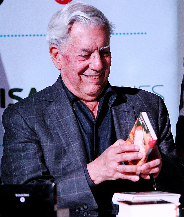 O escritor peruano Mario Vargas Llosa durante sesso de autgrafos na Feira do Livro de Bogot, na Colmbia