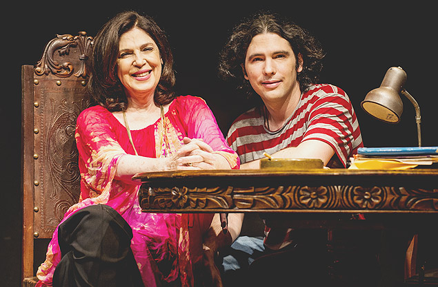 Esther Goes com o seu filho Ariel Borghi, no cenrio da pea que eles fazem juntos no teatro Funarte em Sao Paulo