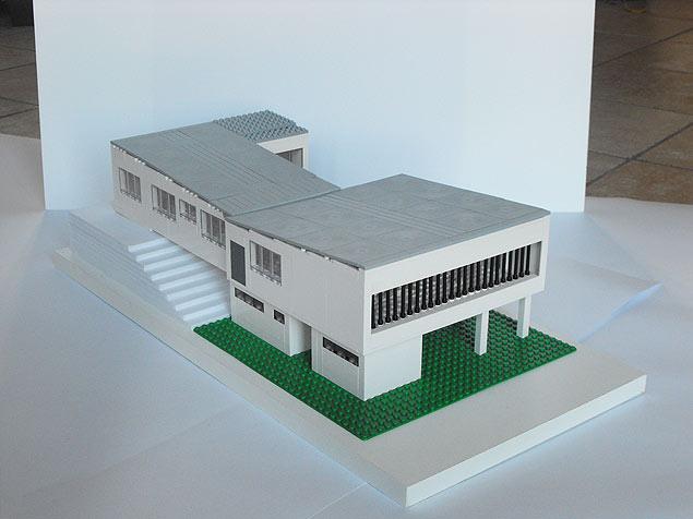 Casa desenhada pelo arquiteto Oswaldo Correa Gonalves reconstruda com peas de Lego