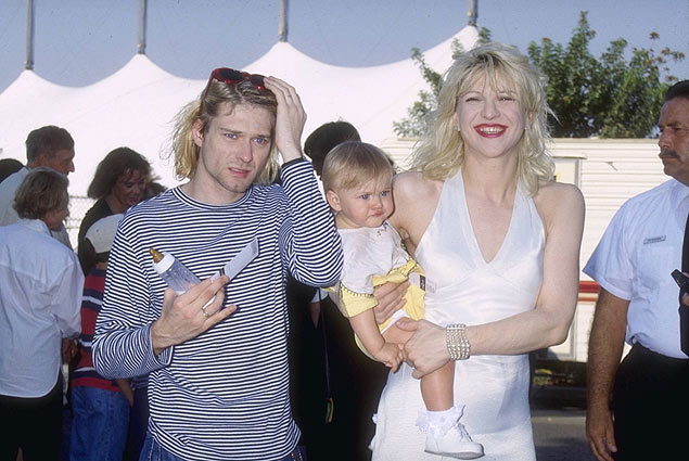 O casal Kurt Cobain e Courtney Love com a filha, Frances Bean, em imagem de setembro de 1993