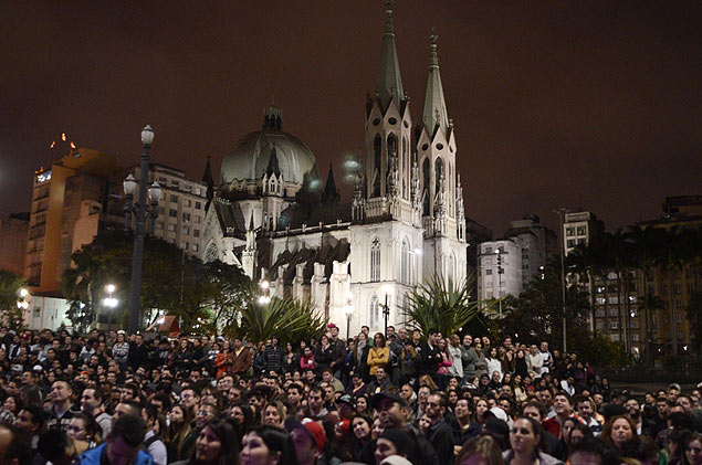 Público assiste a show de stand-up na Praça da Sé na Virada 2013