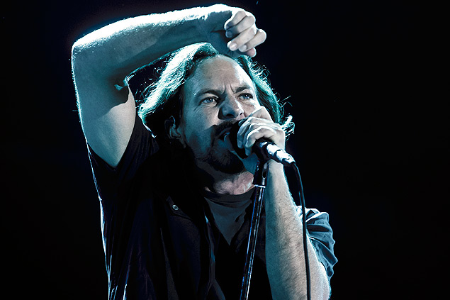 SÃO PAULO, SP, BRASIL, 29-03-2013, 17h30: O cantor Eddie Vedder da banda Pearl jam, durante show no Festival Lollapalooza, realizado no Jóquei Clube de São Paulo (SP). (Foto: Adriano Vizoni/Folhapress, ILUSTRADA)