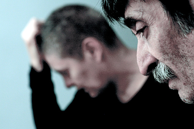 Os atores Magali Biff ( esq.) e Zmanuel Piero em cena do espetculo 'A Hora Errada'