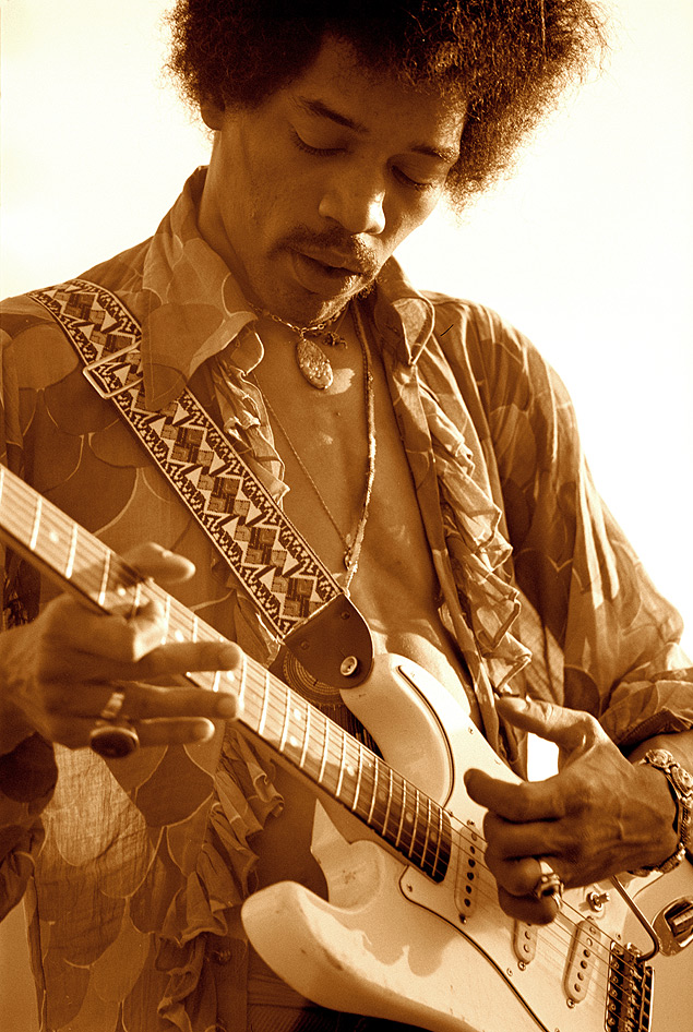 O guitarrista Jimi Hendrix ensaiando em sua casa, em Los Angeles, em 1968