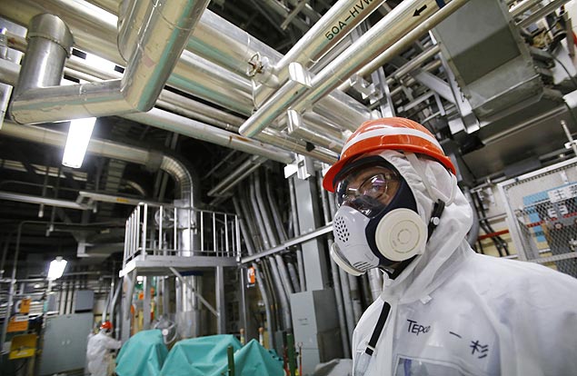 Jornalistas visitam reator em usina de Fukushima, trs anos aps o terremoto que gerou uma crise nuclear na regio