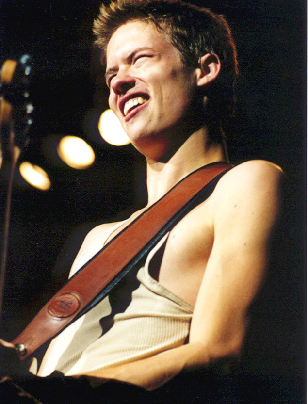 O cantor Jonny Lang durante show em Chicago, em 1999 