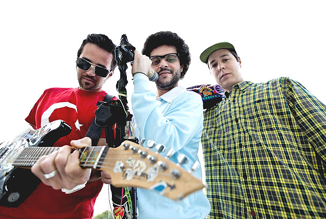 O guitarrista Lúcio Maia, o MC Rodrigo Brandão e o DJ PG formam a banda Zulumbi